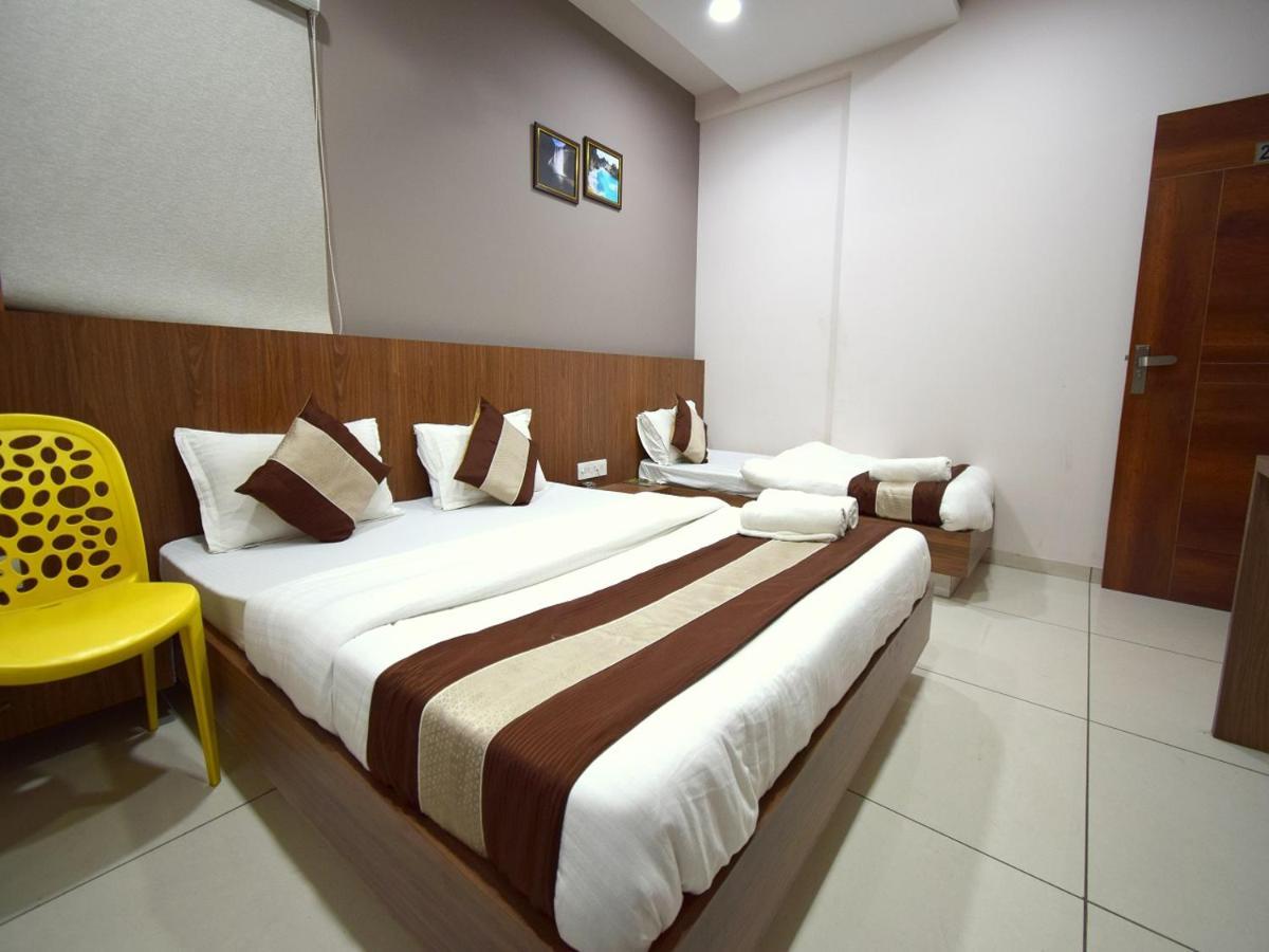 Hotel Embassy Kalol Esterno foto