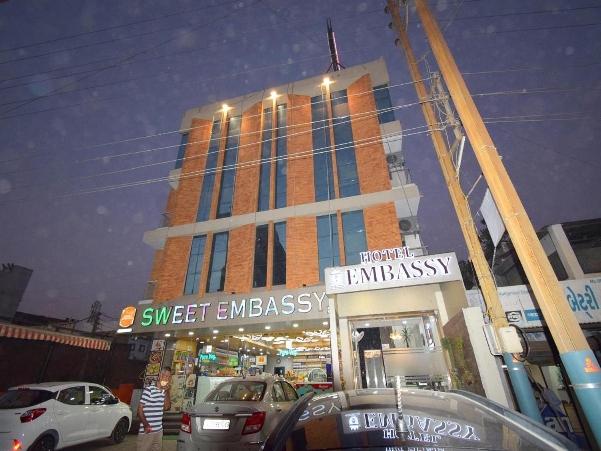 Hotel Embassy Kalol Esterno foto