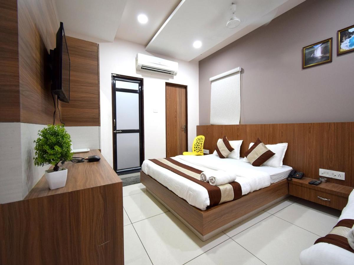 Hotel Embassy Kalol Esterno foto
