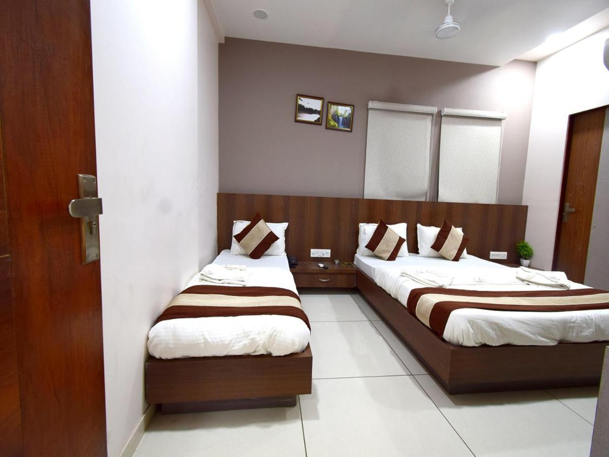 Hotel Embassy Kalol Esterno foto