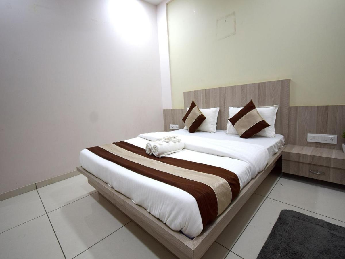 Hotel Embassy Kalol Esterno foto