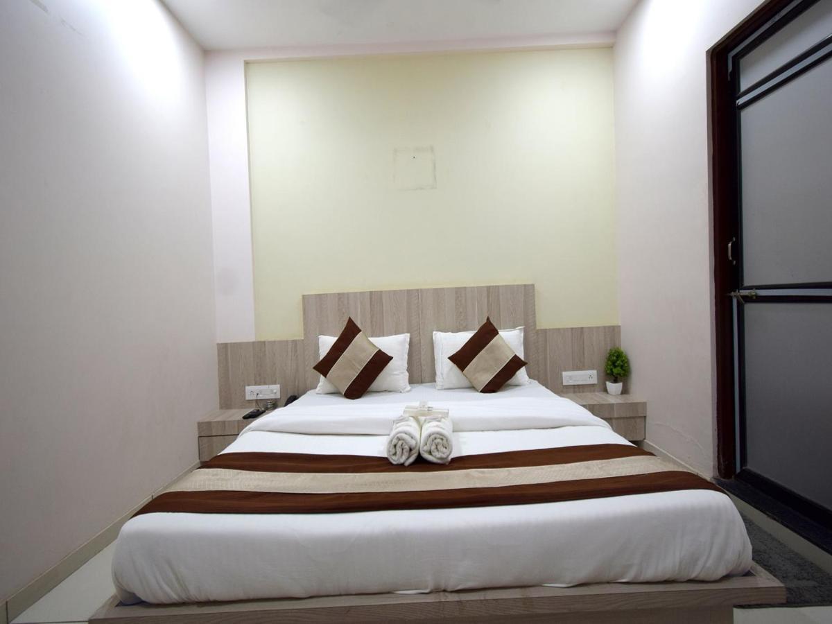 Hotel Embassy Kalol Esterno foto