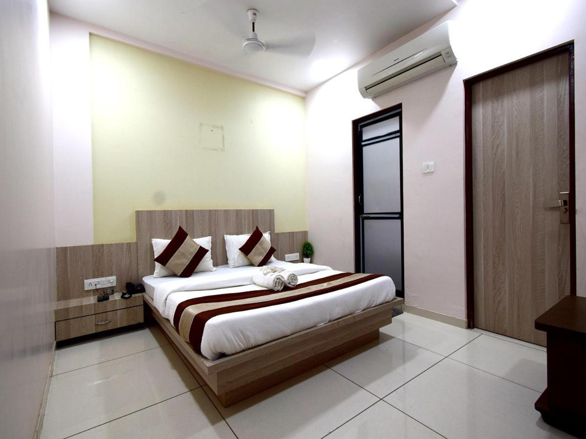 Hotel Embassy Kalol Esterno foto