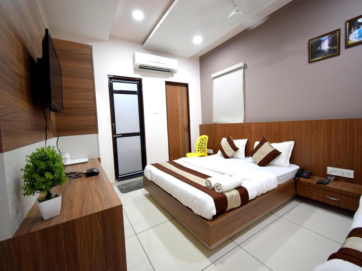 Hotel Embassy Kalol Esterno foto