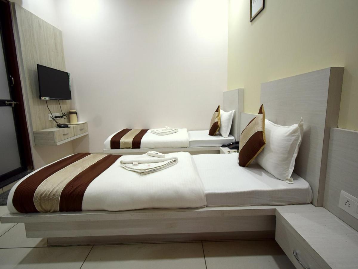 Hotel Embassy Kalol Esterno foto