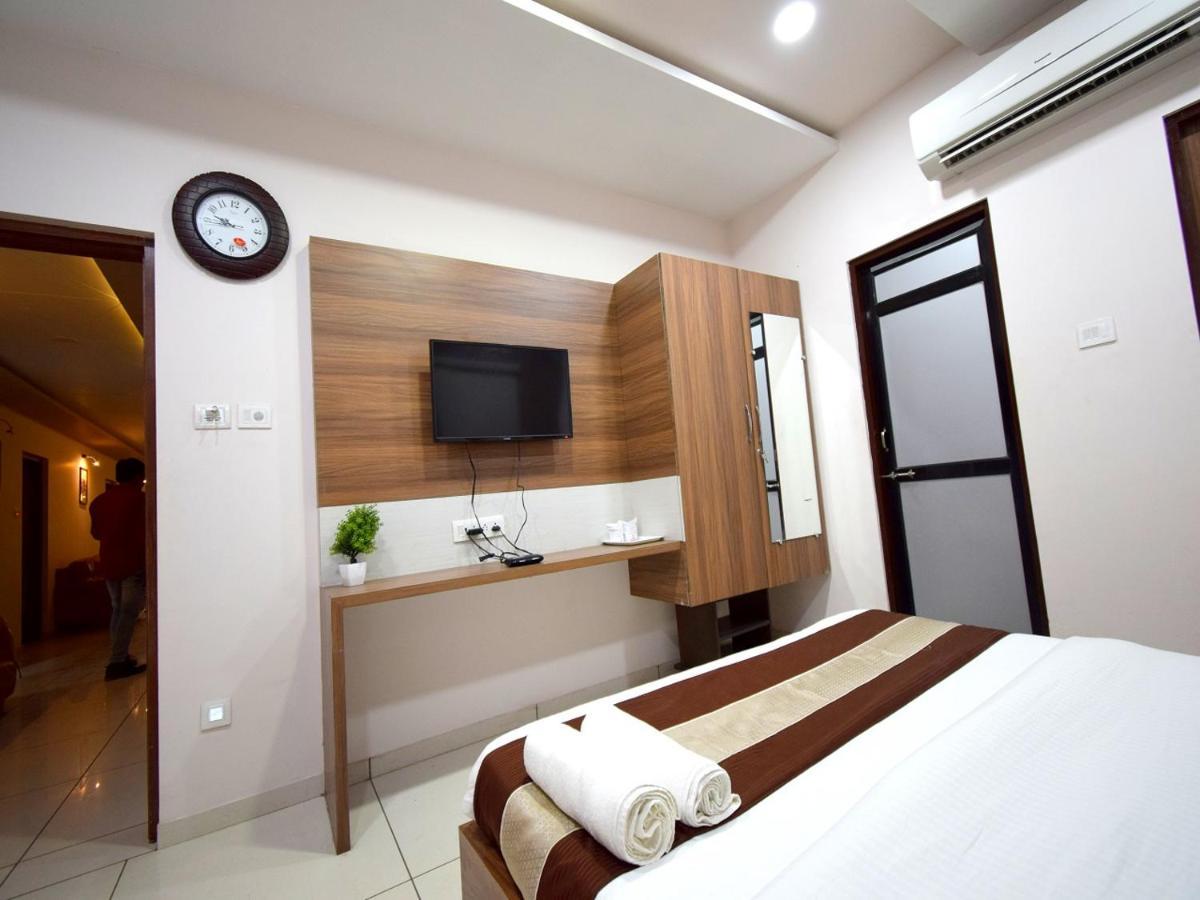 Hotel Embassy Kalol Esterno foto