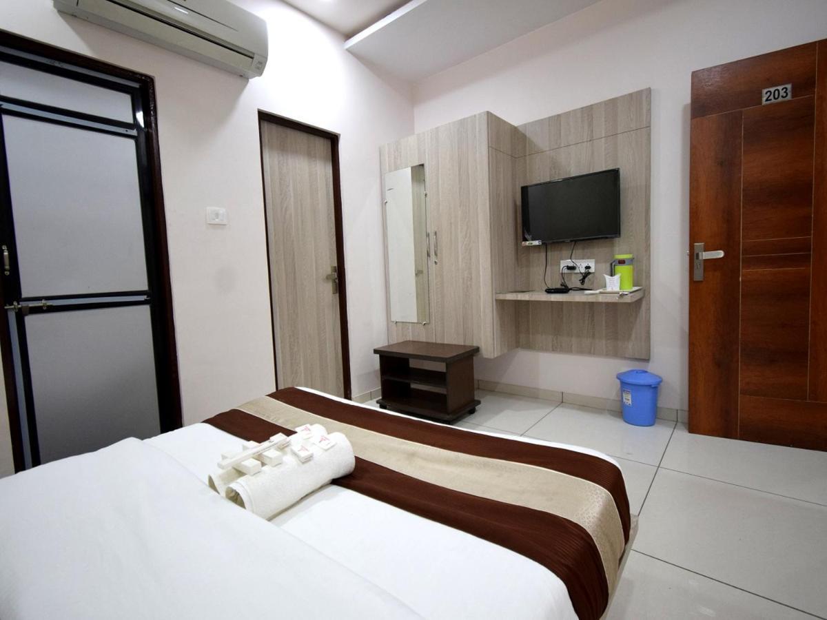 Hotel Embassy Kalol Esterno foto